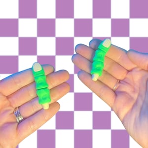 Wiggly Zombie Finger Fidget – 3D Printed Green Halloween Desk Toy – Articulated Creepy Gift – Funny Fidget Toy for Horror Fans