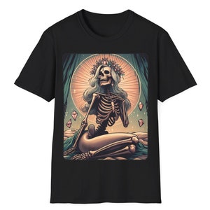 Könnte beinhalten: Schwarzes T-Shirt mit einem grafischen Druck einer Skelettfrau, die eine Blumenkrone trägt und auf einem Thron sitzt. Der Hintergrund ist grün und goldfarben.