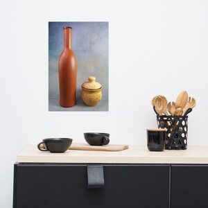 Póster de bodegón rústico – Arte mural de cocina con jarrón y taza de cerámica – Decoración escandinava neutra
