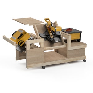 Op de afbeelding: Een houten werkbank met een gele en zwarte verstekzaag, een gele tafelzaag en een houten plank. De werkbank heeft wielen en een neerklappbare uitbreiding.
