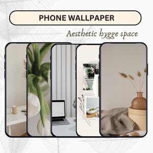 Pode incluir: Quatro papéis de parede para telefone com uma estética minimalista. O primeiro papel de parede apresenta uma tulipa branca com folhas verdes. O segundo papel de parede apresenta um computador portátil em uma mesa branca. O terceiro papel de parede apresenta uma colagem de imagens incluindo uma palmeira, uma escada e uma tigela de frutas. O quarto papel de parede apresenta um vaso com grama seca e uma manta de linho marrom.