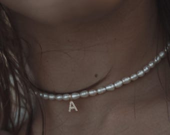 Gargantilla de perlas personalizada: collar con inicial en oro de 14 quilates