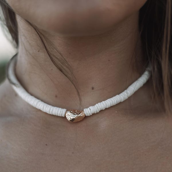 Hawaiianische Puka Muschel Choker: Gold Anhänger, Weisse Heishi Perlen