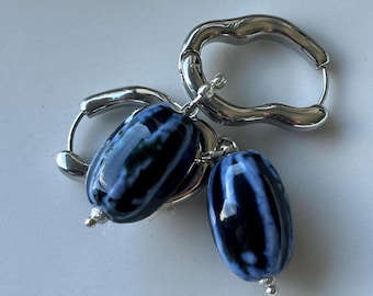 Créoles pendantes en céramique bleue : style vintage plaqué or
