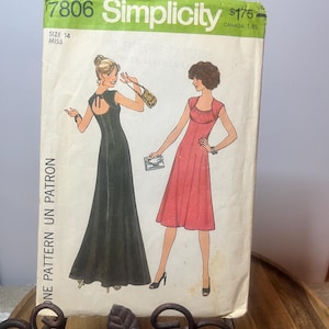 Op de afbeelding: Een vintage Simplicity naaipatroon, maat 14 Miss, met illustraties van twee jurken. De patroonhoes is groen en wit, met het nummer 7806. De prijs is $1,75.