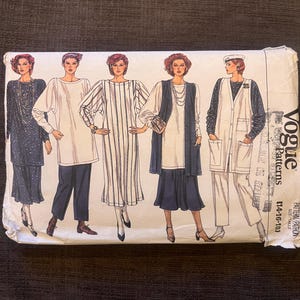 Puede incluir: Sobre de patrones Vogue vintage con ilustraciones de diseños de moda femenina. Los diseños incluyen vestidos, tops y pantalones de varios estilos. El sobre es blanco con el logotipo de Vogue y detalles del patrón. Talla 14-16-18.