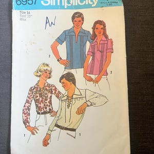 Peut inclure: Une pochette de patron de couture vintage Simplicity, numéro 6957, taille 14 avec un tour de buste de 91 cm. Le devant présente des illustrations de deux styles de chemises : une chemise à manches courtes rayée et une chemise à lacets.