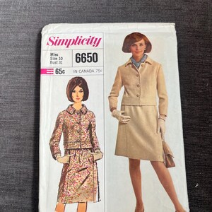 Peut inclure: Patron de couture Simplicity vintage, taille 10 pour femmes, tour de poitrine 79 cm. Le patron présente des illustrations d'un tailleur deux pièces et d'une robe. La couverture du patron porte la mention "Designer Fashion".