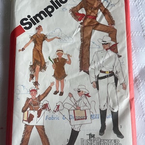 Könnte beinhalten: Vintage Simplicity Schnittmuster für Kinderkostüme mit Illustrationen von Indianer- und Cowboy-Outfits. Das Muster enthält Bilder des Lone Ranger und stammt aus dem Jahr 1981.