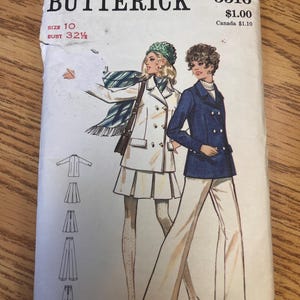 Könnte beinhalten: Vintage Butterick Schnittmusterpackung, Größe 10, mit Illustrationen von Damenmode-Designs. Die Packung hat die Nummer 5516 aufgedruckt. Der Brustumfang beträgt 82,55 cm.