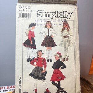 Może przedstawiać: Wzór szycia Simplicity 8760, rozmiar H (7+8+10). Wzór zawiera ilustracje strojów dziewczęcych, w tym spódnic, swetrów i bluzek. Opakowanie jest białe z czarnym tekstem i ilustracjami.