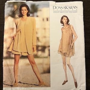 Pode incluir: Um padrão de costura vintage da Vogue Patterns com um design Donna Karan. O padrão inclui ilustrações de uma mulher usando um casaco, top e shorts bege. A gama de tamanhos do padrão é 8-10-12.