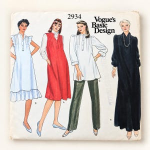 Op de afbeelding: Een Vogue's Basic Design 2934 naaipatroon-envelop met illustraties van vier verschillende kledingstukken: een lichtblauwe jurk met ruches, een rode mouwloze jurk over een wit topje, een witte tuniek met een donkere broek en een lange zwarte jurk.