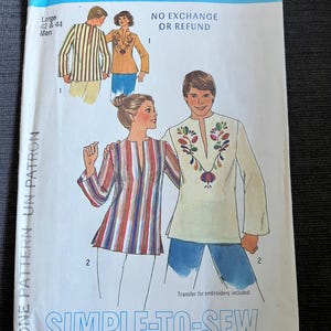 Könnte beinhalten: Ein Simplicity 7441 Schnittmusterumschlag für eine Tunika mit V-Ausschnitt. Das Cover zeigt Illustrationen von zwei Stilen: einen mit vertikalen Streifen und einen mit Blumenstickerei. Der Text enthält "Simplicity", "7441" und "Simple-to-Sew".
