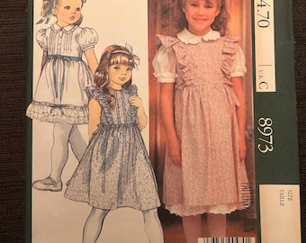 Década de 1990 | McCall's 8973 | Designer: Laura Ashley | Tamanho infantil 5 | Suéter, blusa, anágua, saia | Dobra de fábrica