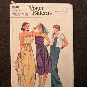 Puede incluir: Patrón de costura Vogue Patterns vintage. La portada presenta ilustraciones de tres mujeres con vestidos y monos. El número de patrón es 9540, talla 8. El texto de la portada dice "Vogue Patterns" y "PATTERN/PATRON".