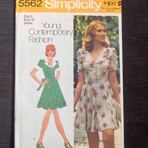 Peut inclure: Patron de couture Simplicity vintage, numéro 5562, présentant un modèle de robe. La couverture affiche des illustrations et une photographie de la robe, avec le texte "Young Contemporary Fashion". Le patron est pour une taille 9 avec un tour de poitrine de 81 cm.