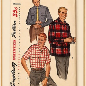 Könnte beinhalten: Vintage Simplicity Schnittmuster 1025 mit Illustrationen von Herrenhemden. Das Muster zeigt ein langärmeliges Hemd mit gelber Krawatte, ein rot-schwarz kariertes Hemd und ein rot-weiß kariertes Kurzarmhemd. Der Preis beträgt 35 Cent.