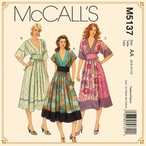 Op de afbeelding: McCall's M5137 naaipatroon-envelop met drie variaties van een jurk met V-hals, wijde mouwen en een gedefinieerde taille. De illustraties tonen een lichtgroene jurk, een veelkleurige bloemenjurk met een donkere band en een roze bloemenjurk.
