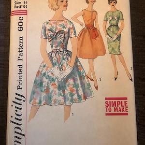 Peut inclure: Patron de couture Simplicity vintage imprimé avec des illustrations de trois robes. Le patron comprend le numéro 4407, la taille 14 et le tour de poitrine 86 cm. La couverture présente des robes avec des nœuds et un design simple.