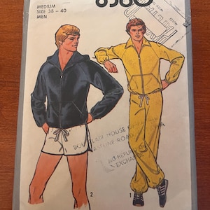 Può includere: Modello Simplicity vintage 8360 per abbigliamento sportivo da uomo. Il modello presenta illustrazioni di una giacca con cappuccio e pantaloncini, e una tuta con zip. La taglia del modello è media, taglia 38-40.