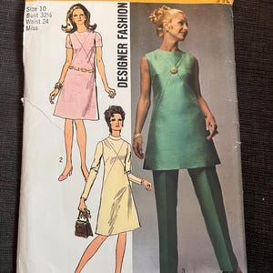 Puede incluir: Patrón de costura Simplicity Designer Fashion vintage, talla 10, con ilustraciones de tres vestidos de largo túnica. El patrón incluye un vestido rosa, un vestido amarillo y una túnica verde con pantalón a juego.