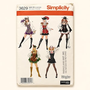 Op de afbeelding: Een Simplicity naaipatroon envelop 3629 met illustraties van vijf verschillende kostuumontwerpen. De kostuums bevatten diverse stijlen hoeden, blouses met lange mouwen, vesten, rokken en laarzen. De tekst bevat maatinformatie en merknamen.