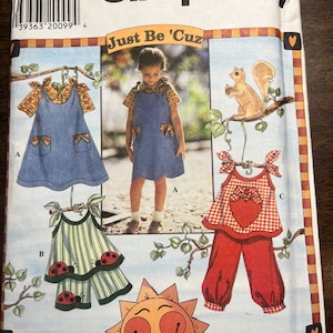 Puede incluir: Un sobre de patrón de costura Simplicity titulado Just Be 'Cuz, talla BB 5, 6, 7, 8. La portada muestra ilustraciones de tres estilos de ropa: un vestido azul con detalles florales, un pelele verde a rayas con mariquitas y un conjunto rojo a cuadros.