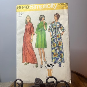 Puede incluir: Patrón de costura Simplicity 6048 para vestidos de mujer. El patrón presenta tres diseños de vestidos, incluyendo un vestido rojo con lunares, un vestido verde con lazo y un vestido con estampado floral. La talla del patrón es Medium 12-14.