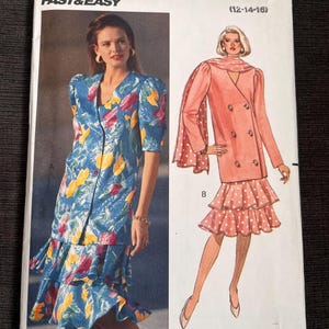 Puede incluir: Patrón de costura Butterick 4612. El patrón presenta dos conjuntos. Uno es un vestido azul con estampado floral y dobladillo con volantes. El otro es un abrigo rosa cruzado con una falda de lunares. El patrón está etiquetado como "Fast & Easy."