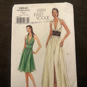 Puede incluir: Una taza de cerámica blanca con un asa negra y el texto "But First, Coffee" en negro y negrita. La taza está sobre una superficie blanca. La taza mide aproximadamente 10 cm de alto.
