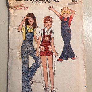 Puede incluir: Patrón de costura Butterick vintage 6352 para ropa de niños y niñas. La ilustración muestra a tres niños con monos y pantalones cortos. El patrón incluye tallas 4, 6, 8, 10 y 12. El patrón está marcado "THE FASHION ONE".