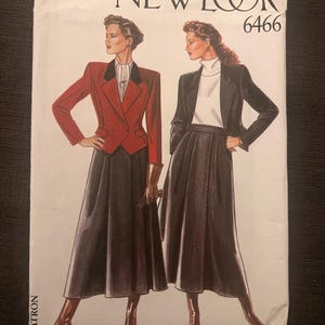 Puede incluir: Un sobre de patrón de costura New Look con ilustraciones de dos mujeres con trajes. Un traje es rojo con una falda negra, el otro es negro con una falda negra. El número de patrón es 6466.