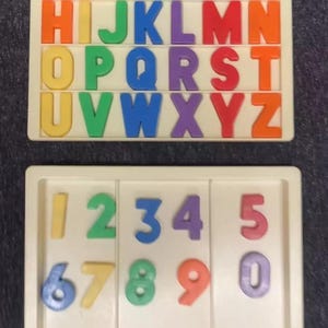 Bandeja para cartas de escritorio "Días Escolares" de Fisher Price Toys y cartas originales. Elige una letra y paga por cada letra o número. Envío gratis.