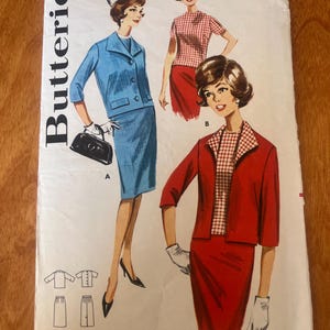 Könnte beinhalten: Vintage Butterick Schnittmuster mit Illustrationen von Damenanzügen und Kleidern. Das Muster enthält einen blauen Anzug, einen roten Anzug und ein rot-weiß kariertes Oberteil mit rotem Rock. Die Größenoptionen sind 12, 14, 16 und 18.