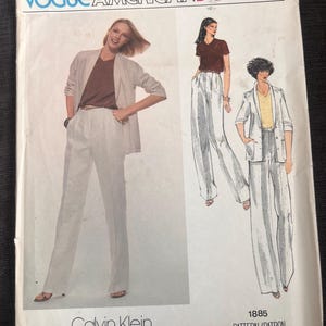 Puede incluir: Patrón de costura Vogue American Designer con un diseño de Calvin Klein. El patrón incluye ilustraciones de una blazer, pantalones y un top. La portada tiene el texto "VOGUE AMERICAN DESIGNER", "Calvin Klein" y "1885 PATTERN/PATRON".