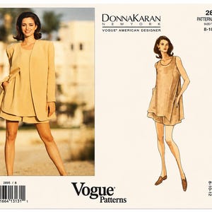 Pode incluir: Um padrão de costura vintage da Vogue Patterns com um design de Donna Karan. O padrão inclui um conjunto de jaqueta e shorts, com uma ilustração em desenho linear do traje. O número do padrão é 2895, e o tamanho é 8-10-12.