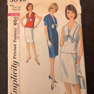 Op de afbeelding: Vintage Simplicity patroon 5840, met illustraties van drie vrouwen in jurken uit de jaren 60. Het patroon bevat een rode top en witte rok, een blauwe jurk en een wit-blauw gestreepte jurk en rok. Borstomvang 91,4 cm.