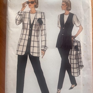 Puede incluir: Patrón Very Vogue 8577 para un traje de mujer. El diseño presenta una blazer a cuadros, un chaleco y un pantalón. La ilustración muestra a una mujer con el traje. Tallas 14-16-18.