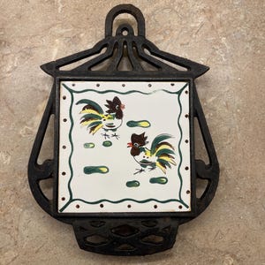 Salvamanteles de hierro fundido vintage con forma de farol y azulejos de cerámica con dos gallos, fabricado en Japón.
