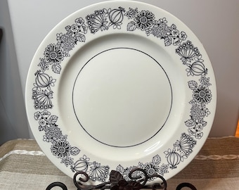 Grindley Manitou / Ironstone / Plato llano de 25 cm / Estampado floral en blanco y negro / Década de 1970