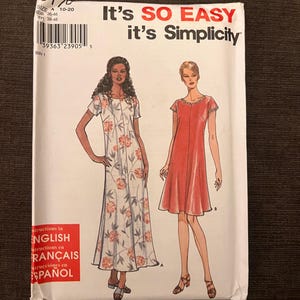 Puede incluir: Un patrón de costura titulado "It's SO EASY it's Simplicity" con ilustraciones de dos vestidos. Uno es blanco con estampado floral, el otro es rojo. El patrón incluye instrucciones en inglés, francés y español.