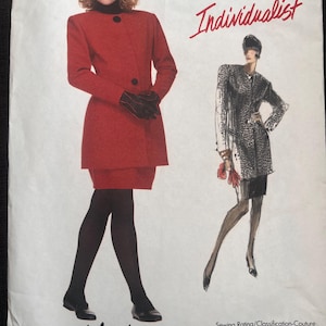 Könnte beinhalten: Vogue Patterns Individualist Schnittmuster mit einem roten Mantel- und Rock-Ensemble. Das Muster enthält das Wort "Montana" und den Text "EASY/FACILE" und "PATTERN/PATRON 1974".