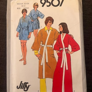 Könnte beinhalten: Simplicity 9507 Schnittmuster für Bademäntel. Das Muster zeigt Illustrationen von Bademänteln in verschiedenen Farben, darunter Blau, Braun und Rot. Das Muster ist mit "Jiffy" gekennzeichnet und enthält Größenangaben für Herren.
