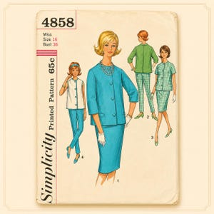 Op de afbeelding: Simplicity naaipatroon 4858 voor maat 16, buste 36. De envelop bevat illustraties van vier outfits, waaronder een effen turquoise jasje en rokset, een mouwloze witte top met een turquoise broek en groen geruite ensembles.
