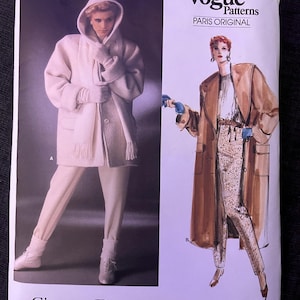 Könnte beinhalten: Vogue Patterns Schnittmuster mit Christian Dior Designs. Das Cover zeigt zwei Frauen in Mänteln und Hosen. Der Text lautet "Vogue Patterns PARIS ORIGINAL" und "PATTERN/PATRON 1637".