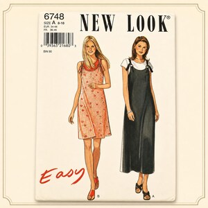 Pode incluir: Molde de costura New Look 6748 para um vestido sem mangas com laços nos ombros. O envelope exibe duas ilustrações: uma com estampa xadrez floral vermelha e branca e outra em preto sólido, ambas usadas sobre camisas. Tamanho 34-44 incluído.