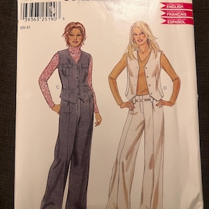 Pode incluir: Um padrão de costura New Look com ilustrações de dois conjuntos femininos: um conjunto de colete e calças. O padrão inclui instruções em inglês, francês e espanhol. A gama de tamanhos é A 6-16, EUR 32-42 e FR 34-44.