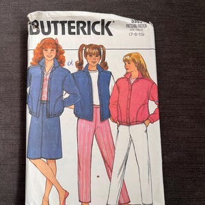 Puede incluir: Un paquete de patrones Butterick vintage con ilustraciones de tres mujeres jóvenes con atuendos informales. La portada muestra una chaqueta vaquera y una falda, una chaqueta vaquera con pantalones a rayas rosas y una chaqueta rosa con pantalones blancos. Talla del patrón 7-8-10.