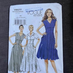 Puede incluir: Patrón de costura Vogue Patterns V8577. El patrón presenta ilustraciones de tres vestidos abotonados diferentes. El patrón incluye tallas FF (16-18-20-22). El logotipo de Vogue Patterns está en la parte superior.